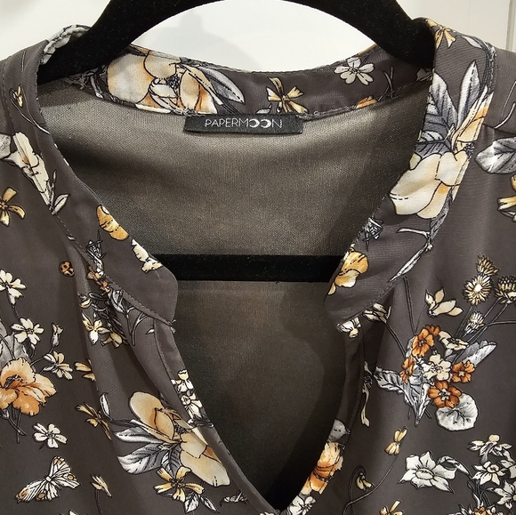 Papermoon Jonis Split Neck Blouse Greenish Taupe, Sheer Arms Size 2X - Picture 2 of 7